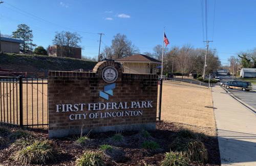 Newly Renovated Lincolnton Downtown Rail Trail Apartment - Walk to Main St - Foto 13