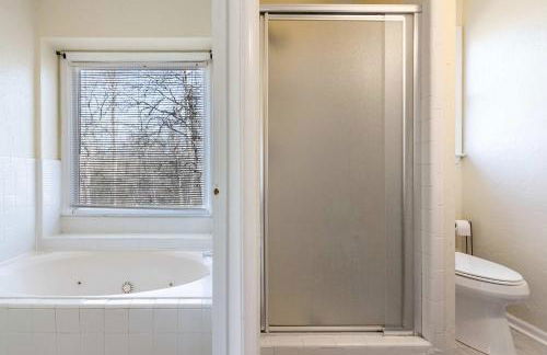 Stylish Home with BBQ Patio Prime Greensboro Spot - Foto 17