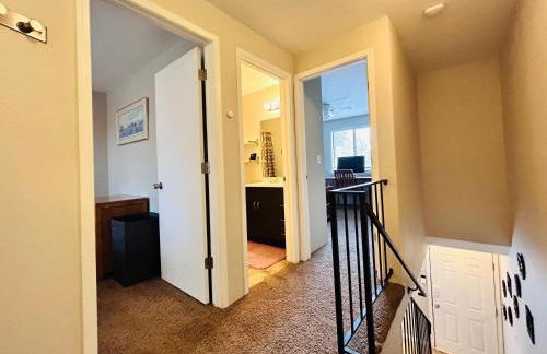 Luxe on Penn Family Friendly, Toddler amenities, baby proof with baby gate, toys, bath toys, cups and plates, Separate Workstation with Desk and Monitor, located in desirable SE Boise next to the Greenbelt and Boise River - Foto 18