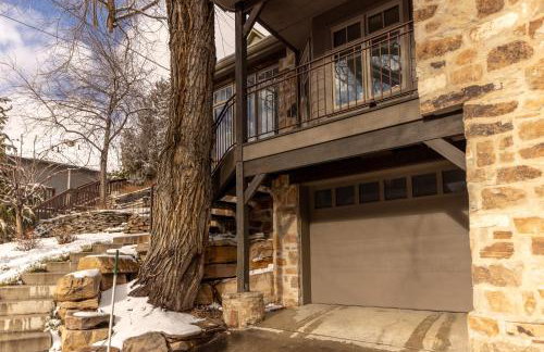 Spacious 5 Bed Retreat, Walk to Lifts and Main - Photo 34