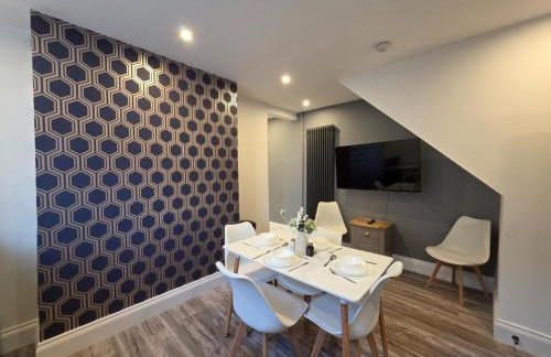 Anfield 4 min walk Sleeps 7 4BR 5Bed 3Bathrooms - Photo 3