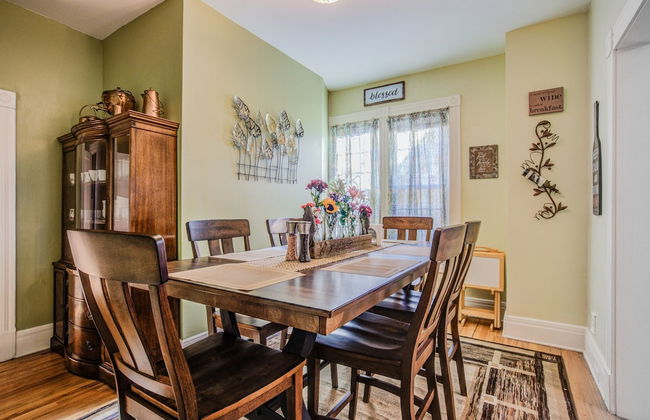 5bddowntown Victorian Charmhot Tub, Firepit - Photo 26