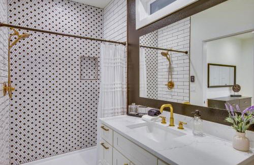 Private Yard and Fire Pit! Modern Kirkland Abode - Foto 15