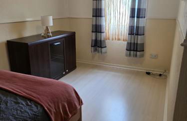 3BR House with Parking 10 Mins to Airport Sleeps 6 - Foto 4