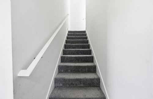 Modern Pine-Scented Retreat – 30 Mins to Beach! home - Foto 28