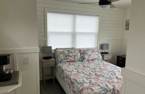 Cheerful 7 Bdrm Home with Private Pool One Block from Beach - Foto 28