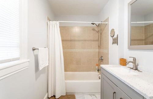 Spacious&Gracious- 5BR Fam-Friendly near I95&Shops - Foto 79