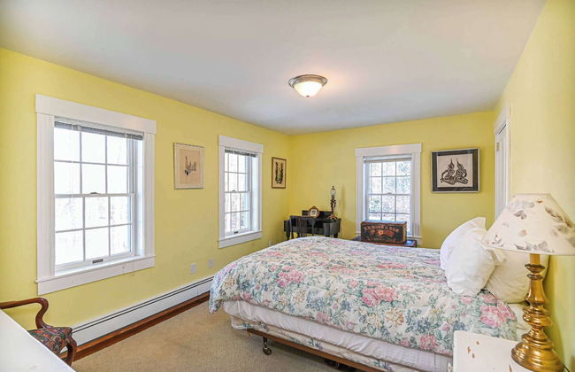 4 BDR w/ Private Hot Tub, Backyard and Deck! - Photo 8