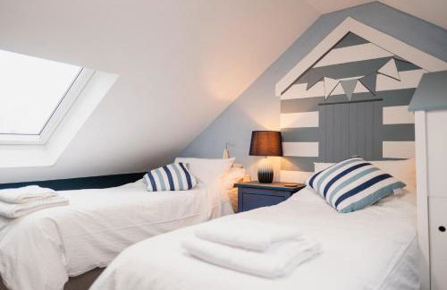 Clifftop Coastal Retreat - Accessible Pet Friendly Sea View - Sleeps 8 - Perfect for Contractors and Long Stays - Foto 7