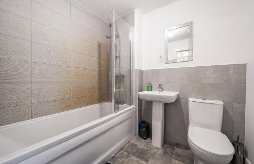 Bright 4 Bedroom Home in Walsall, Free Parking and for EVs - Foto 48