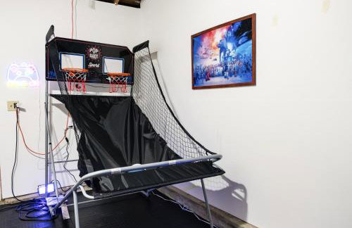 Stylish House with Hot Tub, Fire Pit Pool table near Denver - Photo 20