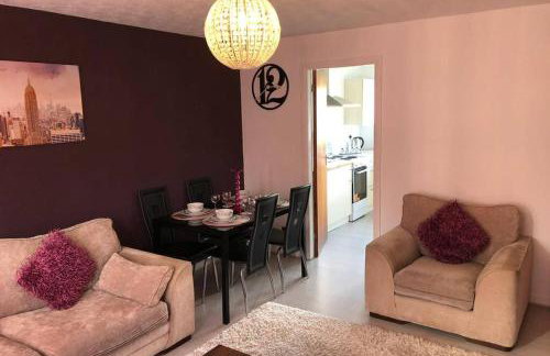 Chic 2 Bed Apartment with Free Parking- Recently Redecorated, 10 Minutes to City Centre - Foto 8