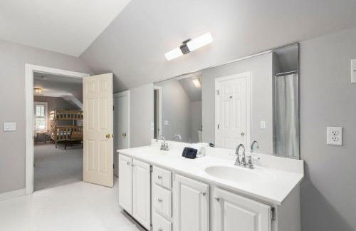 The Greensboro Manor HotTub FirePit Basketball 15 Min To Sedgefield CC - Photo 60