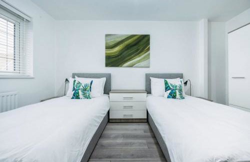 Spacious Luton Home Sleeps 8 - Foto 8