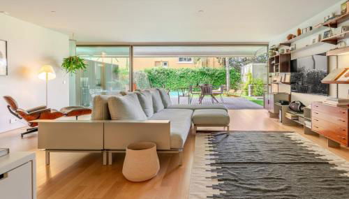 Grand Villa w/ Pool, Garden & Garage by HostWise - Foto 2