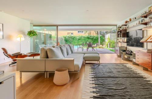 Grand Villa w/ Pool, Garden & Garage by HostWise - Foto 2