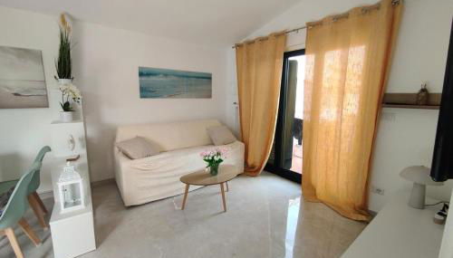 Apartment - Sleeps 4 - Pool - Parking - Foto 5