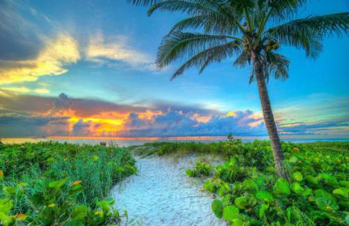 Spacious Luxury Pool Home Oasis - 8mi to Airport - Foto 26