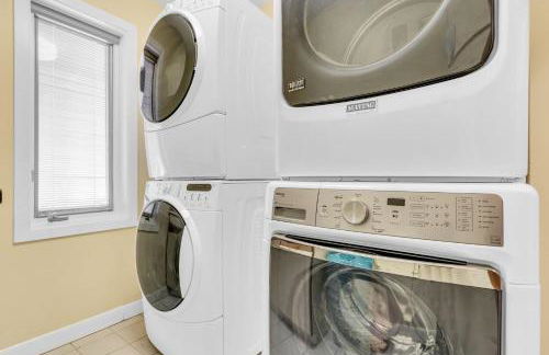 Maine Pondfront Home Sleeps 22 - Pool & Hot Tub - Photo 51