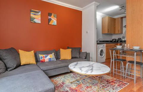 Stylish Town Centre Apartment, ALLOCATED FREE PARKING SPACE, RICKMANSWORTH HIGH STREET, Modern Decor, Juliet Balcony, Walking Distance to Rickmansworth Station Metropolitan Line - Foto 15