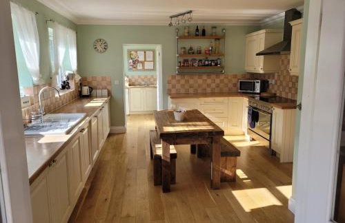 Detached luxury 5 bed house, lanscaped garden, fire pit, parking, can sleep families or workers - Foto 49