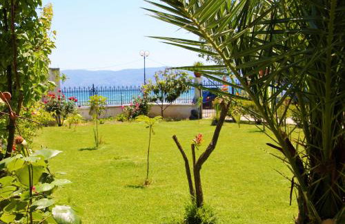 Amarynthos Beachfront Vacation House with garden - Foto 11