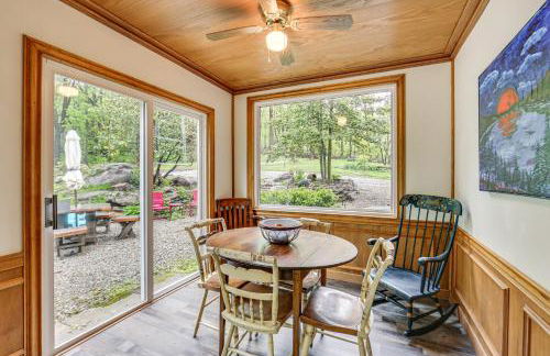 10 Mi to Mtn Resort Normalville Cabin with Balcony! - Foto 6