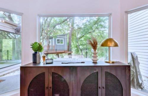 Garland Treehouse Villa: Patio Feasts & Creekside by Vacation Your way - Foto 5