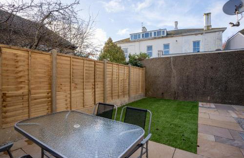 Large newly refurbished modern house, part sea views, south facing garden, parking - Photo 26