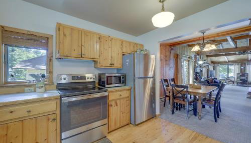 21 Mi to Slopes! Torch Lake Home with Private Beach - Foto 5