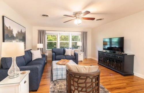 Refinished 3-BR Lowcountry Retreat - Foto 5