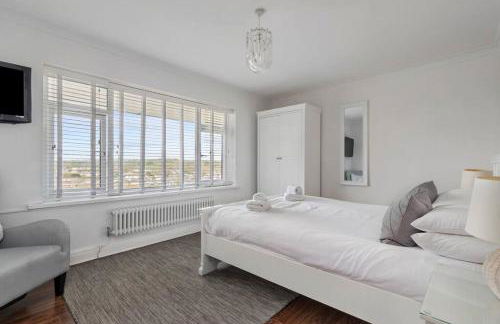 Stunning Property Seaviews, Private Pool & Parking - Photo 2