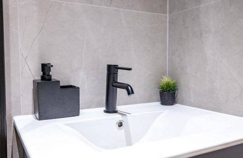 Modern 2-Bed Apartment - Near Train and Town - Parking Available - Foto 26