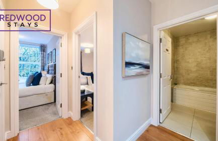Newly Refurbished Spacious Serviced Apartment for Contractors and Families, Free WiFi & Netflix By Redwood Stays - Foto 15
