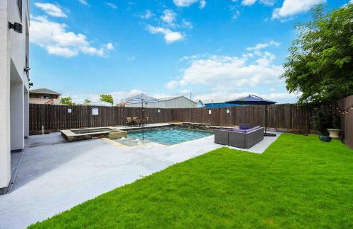 Resort vibe with Pool and Hot tub Downtown skyline views - Photo 55