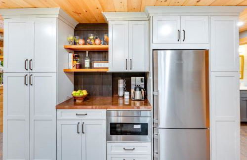 Lakefront Lovell Home with Dock Walk to Town Beach! - Foto 4