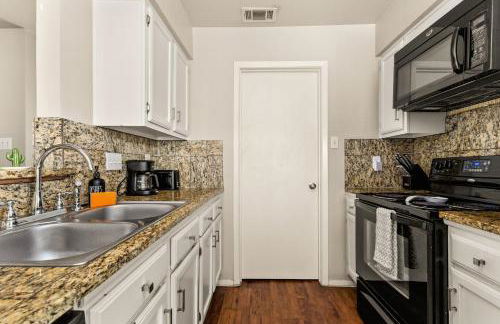 Serene SoCo Escape, Walk to Cafes and Free Parking - Photo 22