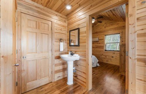 Cabin 1 - Peaceful Cabin Near River with Fire Pit and Hot Tub - Foto 34