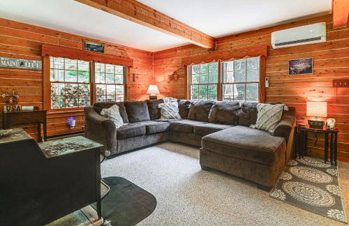 1 Mi to Rangeley Lake Cabin with Wraparound Deck! - Foto 4