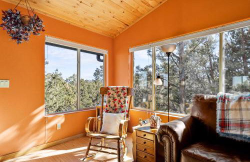 Breathtaking Cabin Backing the National Forest - Foto 26