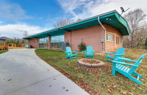 Mountain View and Fire Pit Modern Copperhill Home - Foto 3