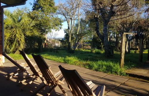 CASA COMPLETA, CENTRO, 4 Qtos, Wi-Fi, 130m quadrados, 4 Camas Casal, Churrasqueira e Apetrechos, Vasto Quintal e Varanda nos Fundos, 2 Banheiros, 9 Pessoas, Área Frontal, Garagem Coberta, Estacionamento Interno 2 Carros, Fogão a Lenha - Foto 7