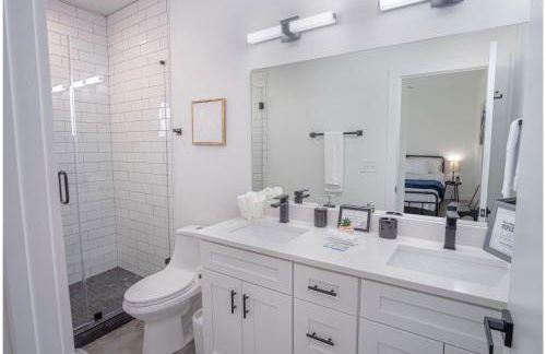 Gorgeous 3 BR 2 BA Near Amazing Downtown - Photo 34