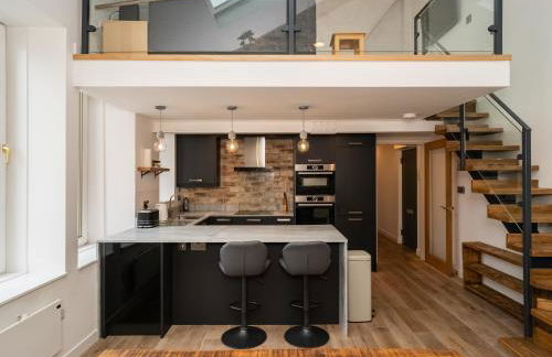 2BD Loft Style Apt - Edinburgh - Free Parking - Pass the Keys - Foto 49