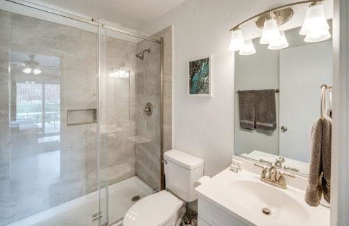 Game Room and Patio Family Home in The Colony! - Foto 16