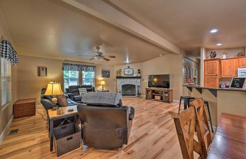 Near Hiking Munds Park Cabin with Deck and Yard - Foto 4