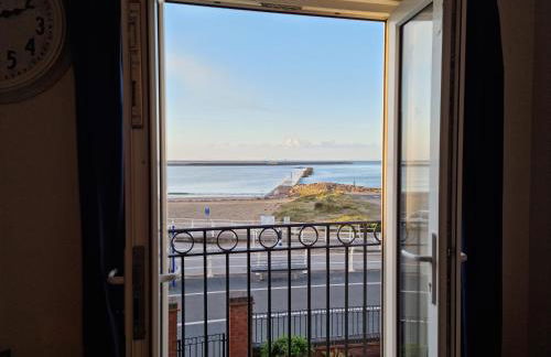 Beach View Couples Retreat Aberavon Beach Direct Seafront panoramic Sea Views large driveway parking - Photo 1