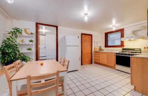 Quaint and Charming 2BR APT in Central Oakland - Photo 14