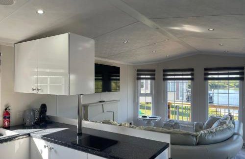 Riverside Lodge, with Hot tub on The River Severn - Photo 7