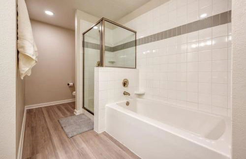 Prime Location-Spacious Condo for 8 Guests - Photo 12